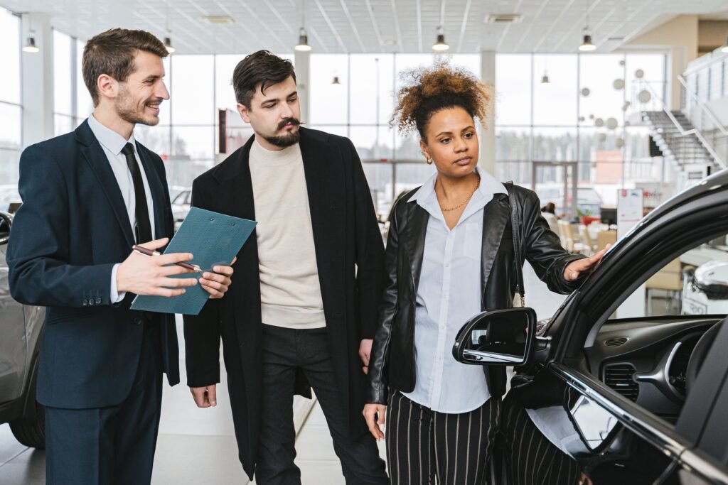 Choosing between hybrid and electric car 2026