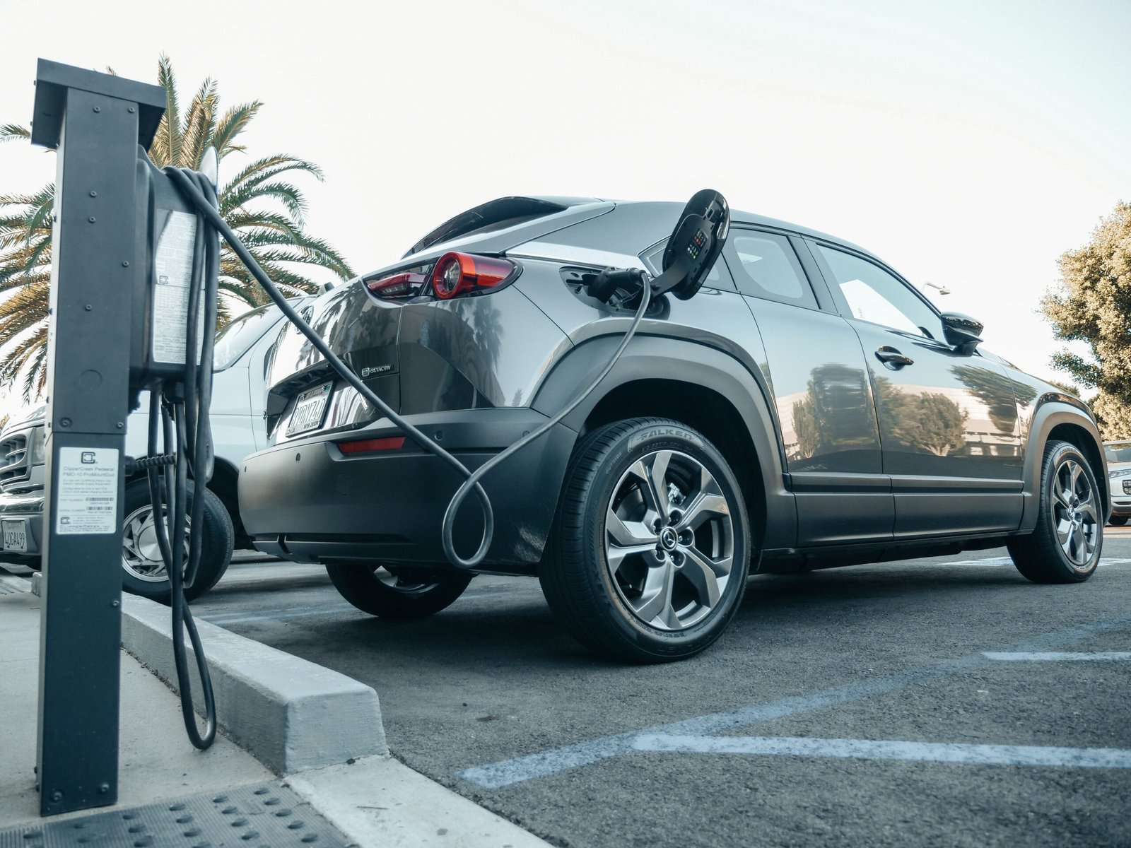 Hybrid cars vs electric cars 2026 comparison